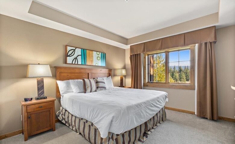 Home Exchange in Cle Elum, WA, master bedroom with king bed