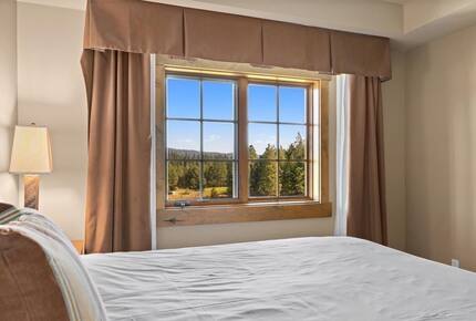 Home Exchange in Cle Elum, WA, master bedroom with king bed