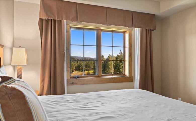 Home Exchange in Cle Elum, WA, master bedroom with king bed