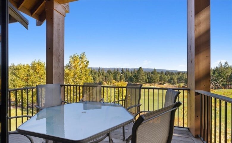 Home Exchange in Cle Elum, WA, deck with dining option