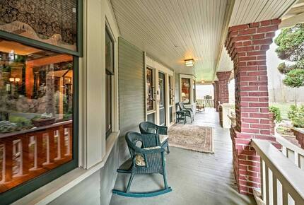 Home Exchange in Auburn, WA, front porch with room for everyone