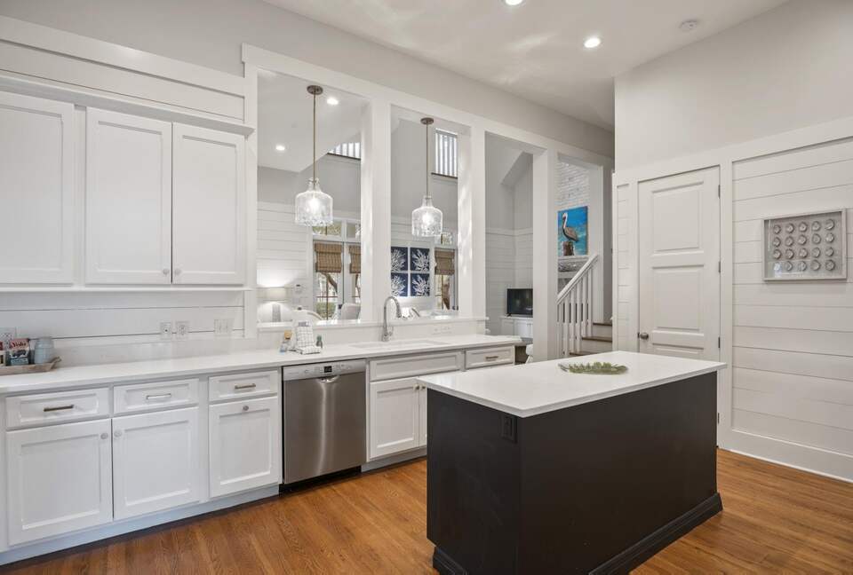 Fully-equipped kitchen with island