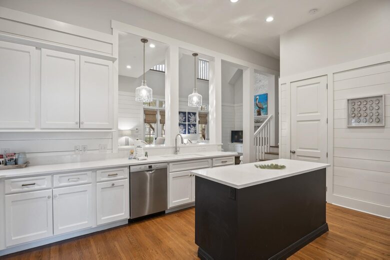 Fully-equipped kitchen with island
