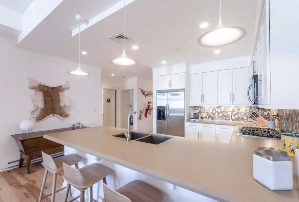 Eat-in breakfast bar