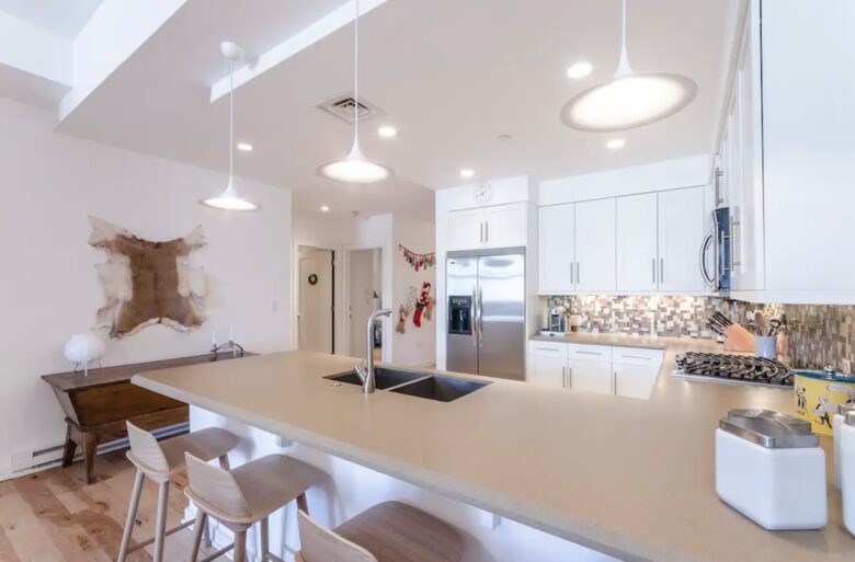 Eat-in breakfast bar