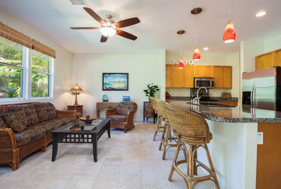 Eat-in bar with kitchen