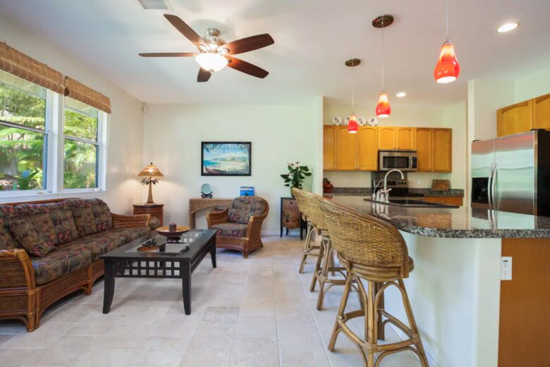 Eat-in bar with kitchen