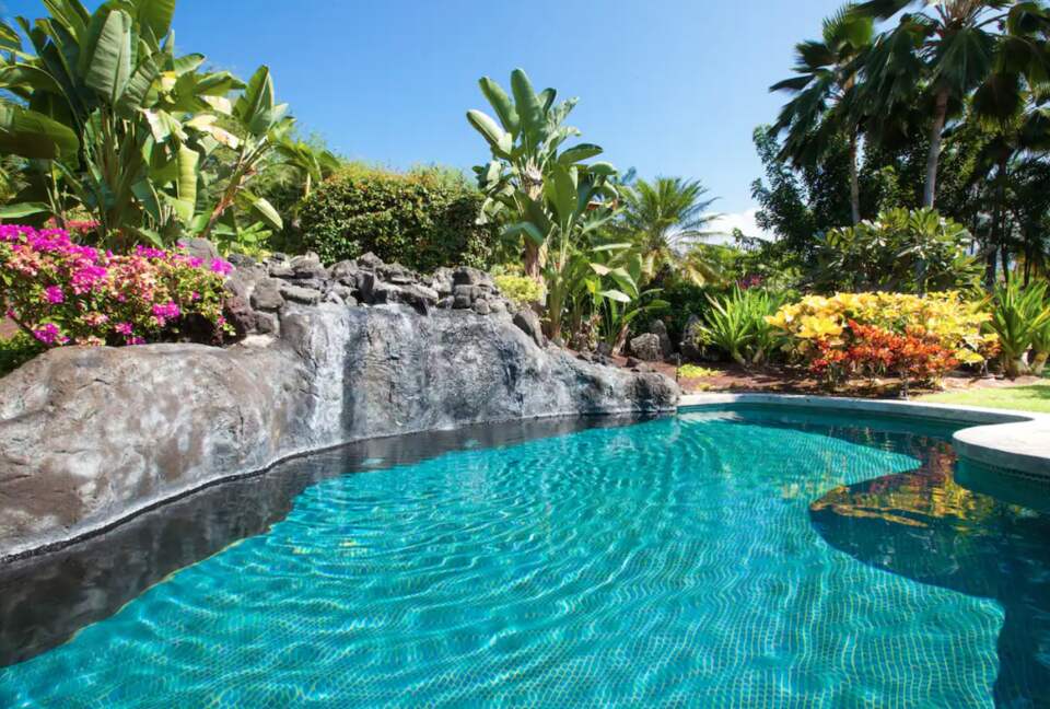 Hawaiian paradise with solar-heated pool