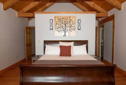 Home Exchange in Fairway, NC, master bedroom with king sized bed