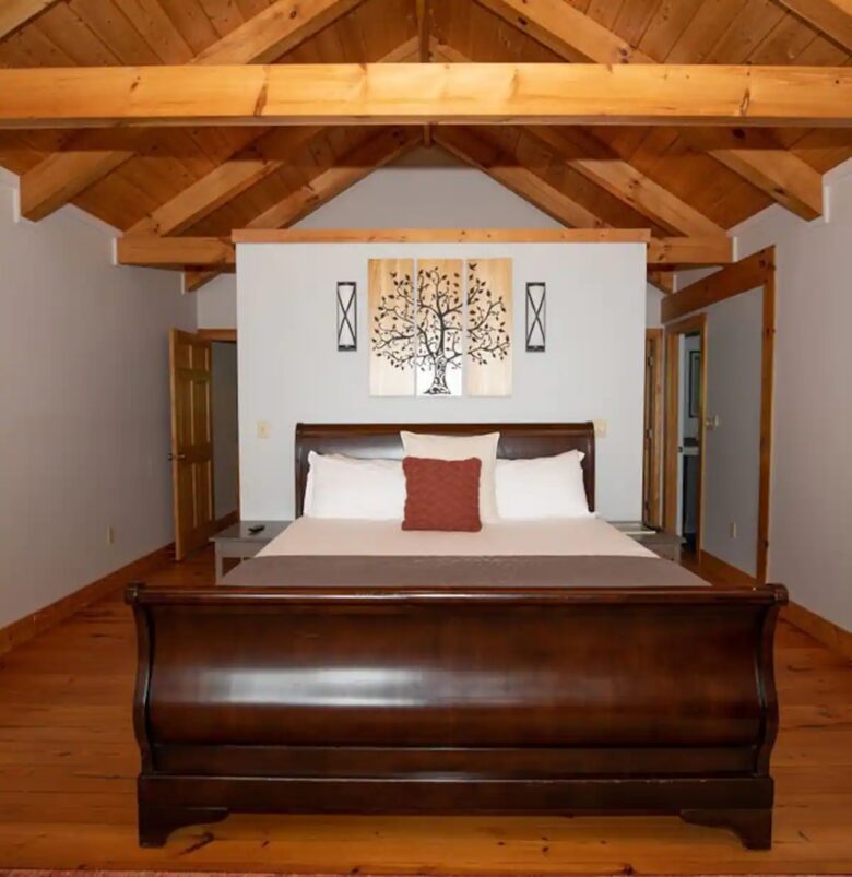 Home Exchange in Fairway, NC, master bedroom with king sized bed