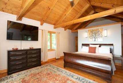 Home Exchange in Fairway, NC, spacious master with flat screen tv