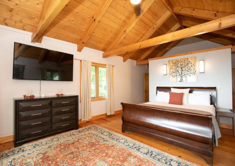 Home Exchange in Fairway, NC, spacious master with flat screen tv