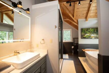 Home Exchange in Fairway, NC, high ceilings in the bathrooms