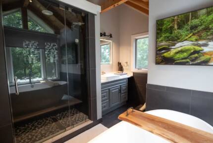 Home Exchange in Fairway, NC, upgraded shower and double vanity