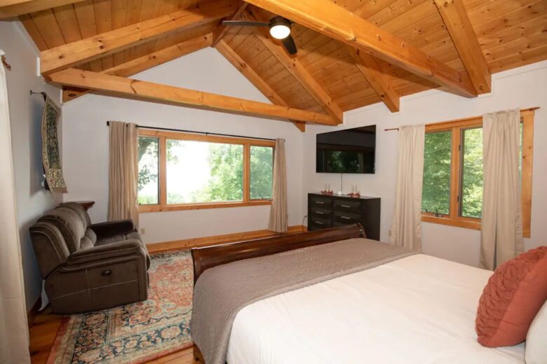 Home Exchange in Fairway, NC, comfortably lounge with couch and tv