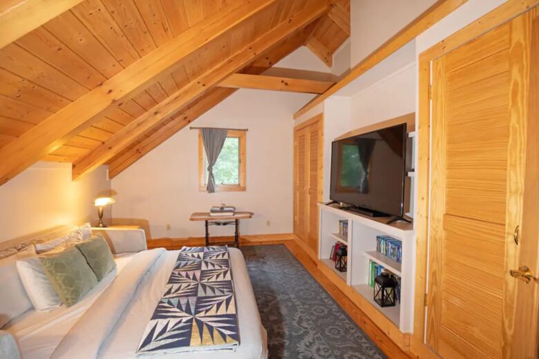 Home Exchange in Fairway, NC, king sized pull out bed with tv