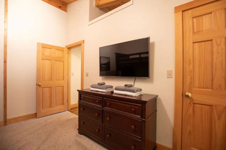 Home Exchange in Fairway, NC, bunk room with tv