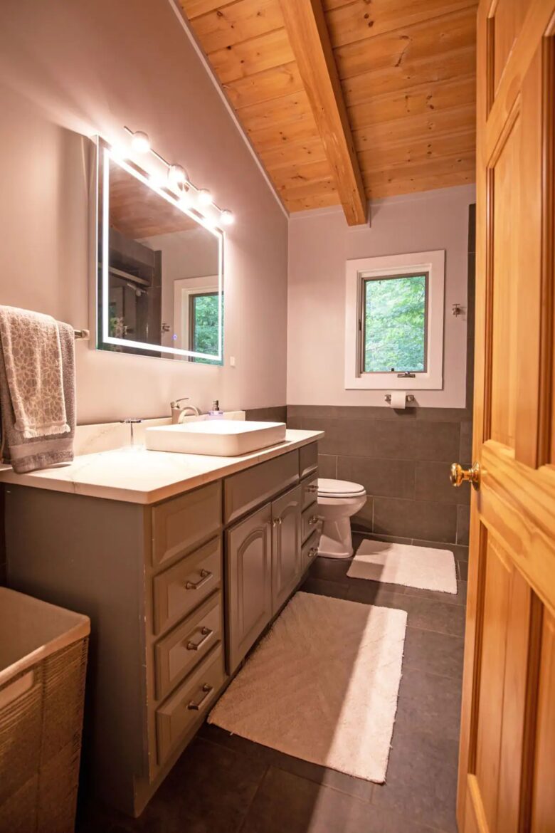 Home Exchange in Fairway, NC, first floor full bathroom