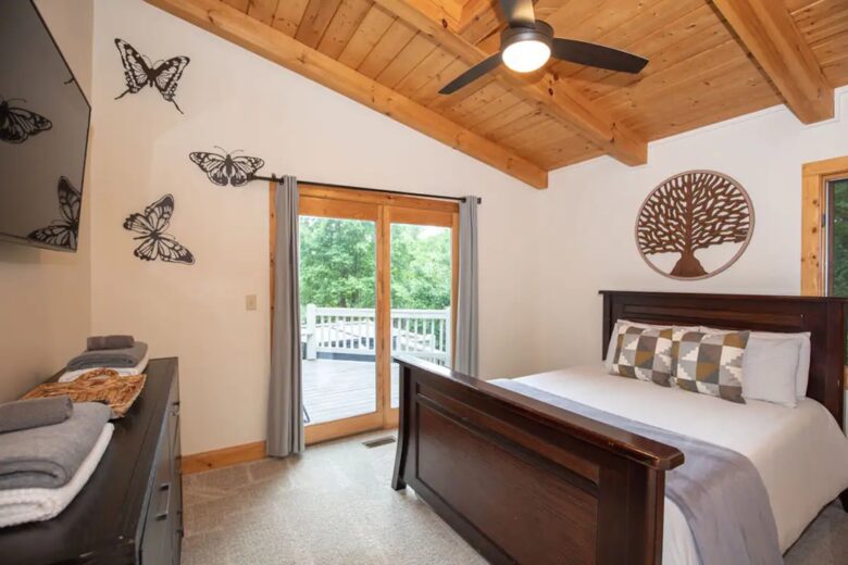 Home Exchange in Fairway, NC, guest bedroom with queen bed
