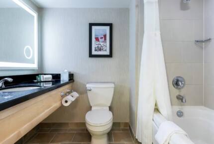 Full bathroom with shower/tub comco