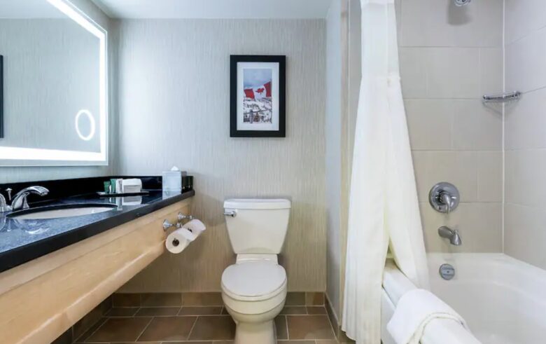 Full bathroom with shower/tub comco