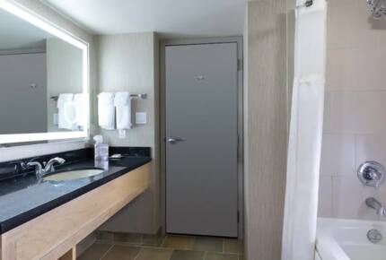 Bathroom with shower/tub combo