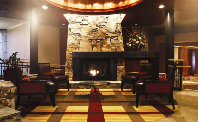 Lounge and fireplace in lobby