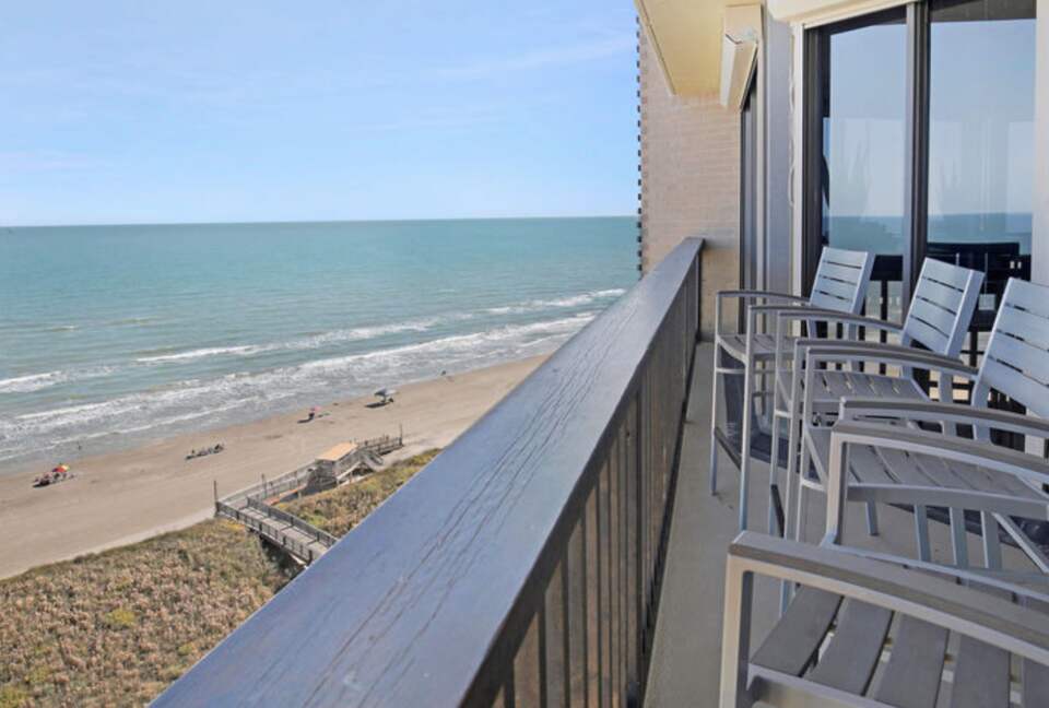 Balcony with views of the ocean