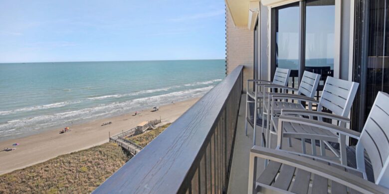 Balcony with views of the ocean