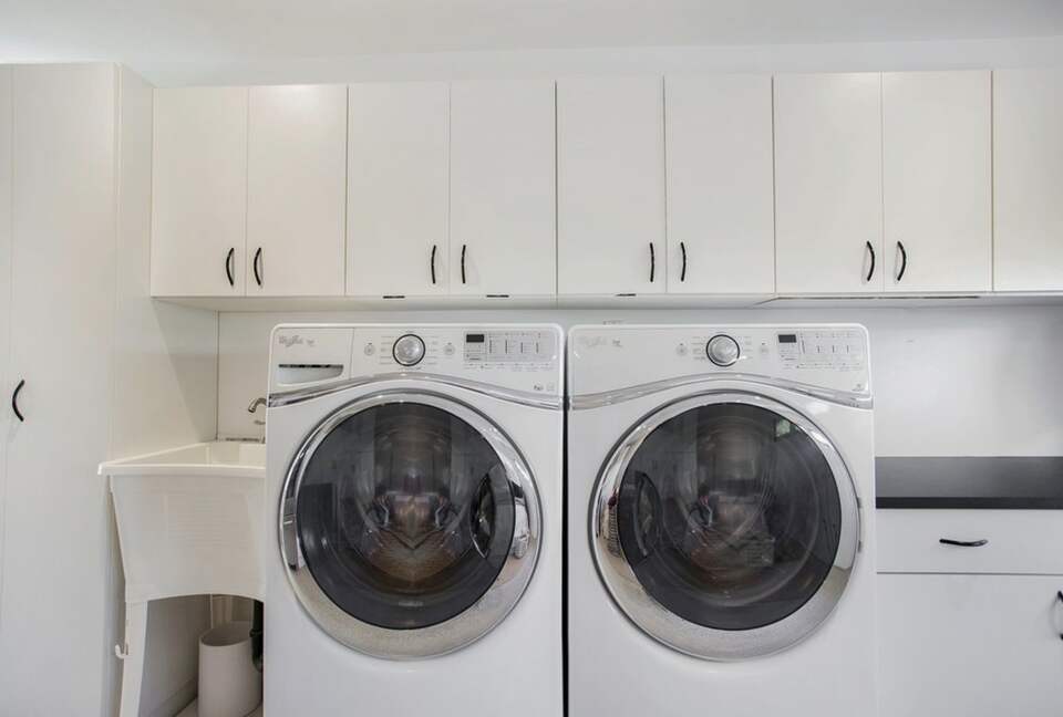 Home Exchange in Laguna Beach, CA, laundry room with sink