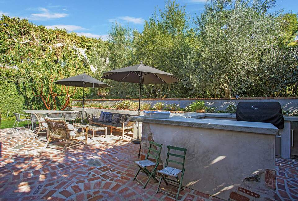 Home Exchange in Laguna Beach, CA, outdoor kitchen with lounge seating