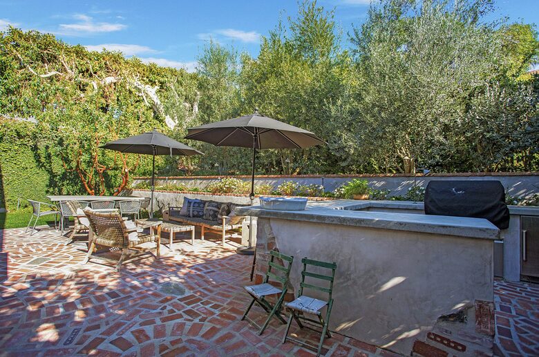 Home Exchange in Laguna Beach, CA, outdoor kitchen with lounge seating