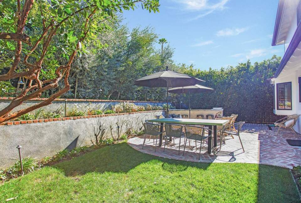 Home Exchange in Laguna Beach, CA, dining table in backyard