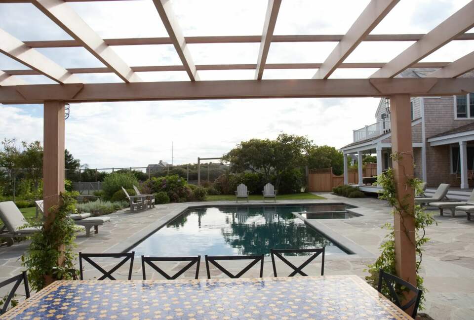 Outdoor dining by the pool