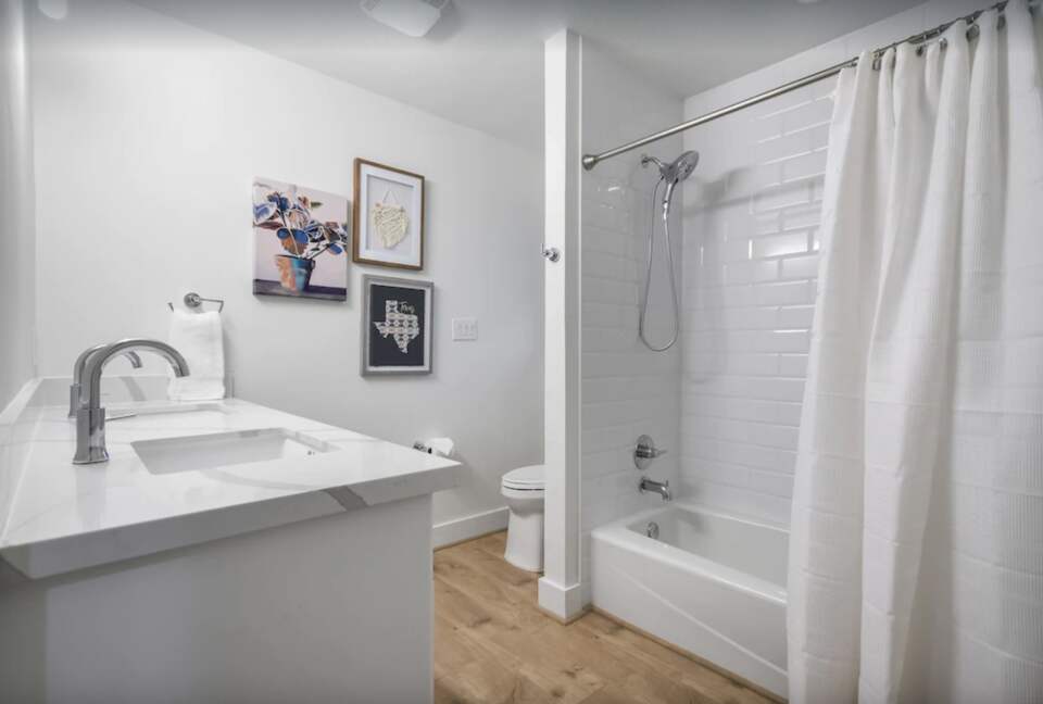 Pristine guest bathroom with tub/shower combo