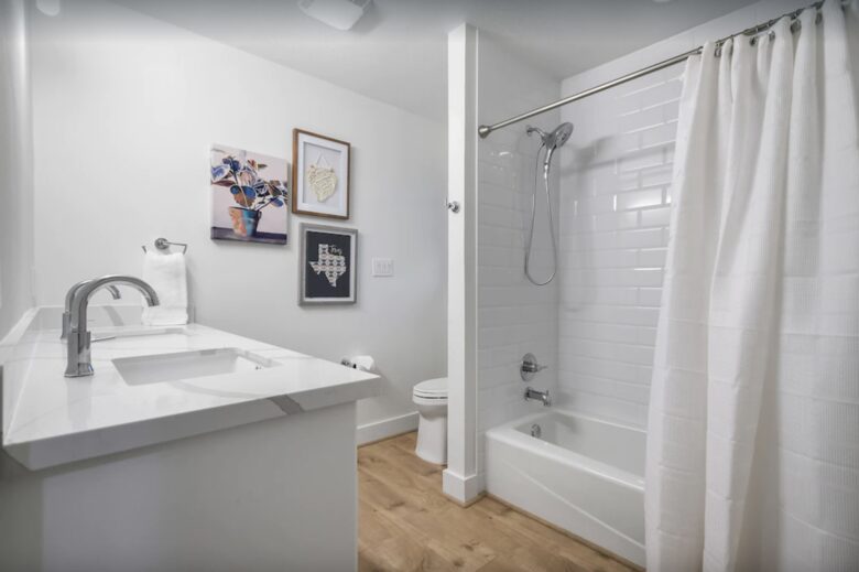 Pristine guest bathroom with tub/shower combo