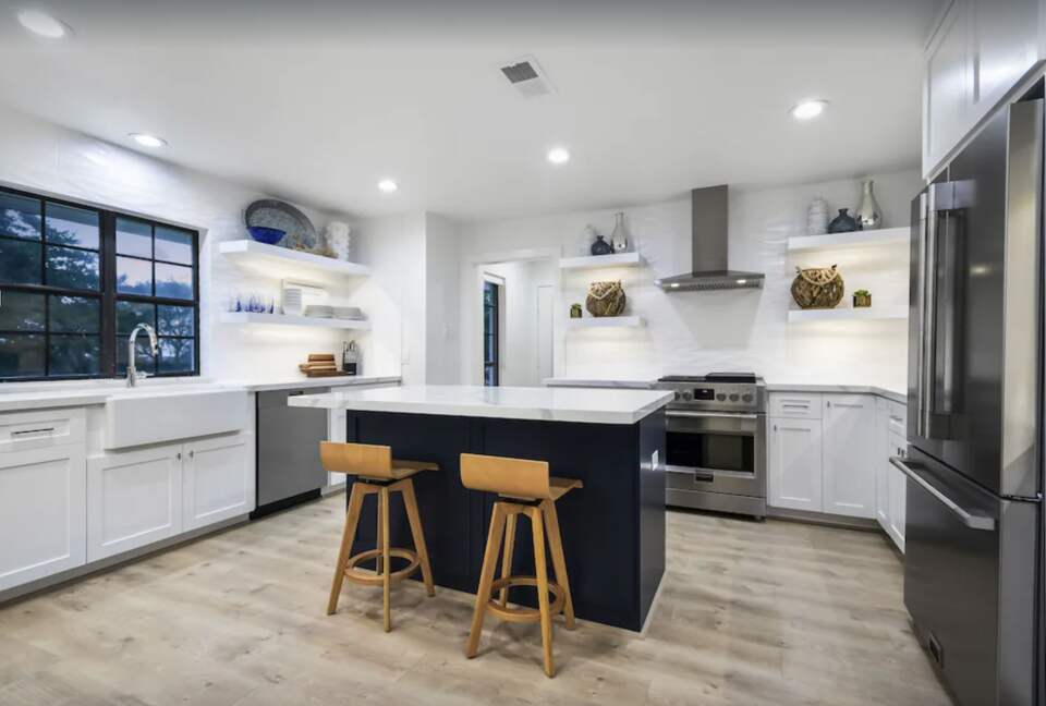 Stunning chef's kitchen with top notch appliances