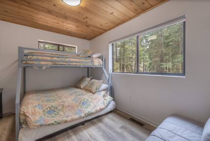 Home Exchange in Tahoma, CA, guest bedroom bunk room with trundle