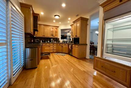 Home Exchange in Virginia Beach, VA large kitchen with great appliance