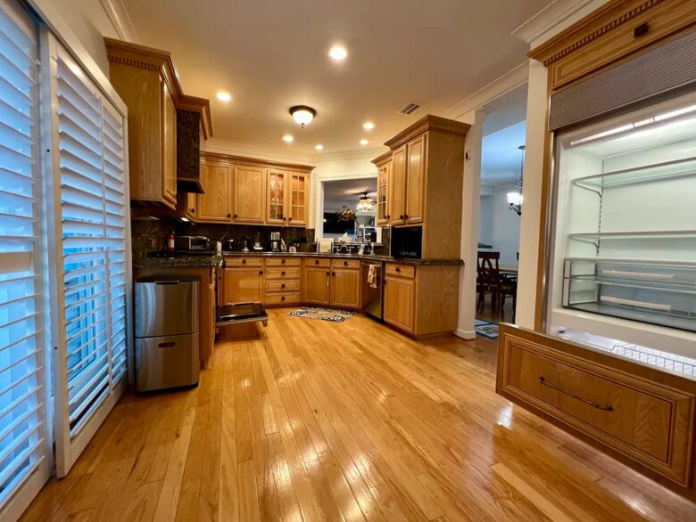 Home Exchange in Virginia Beach, VA large kitchen with great appliance