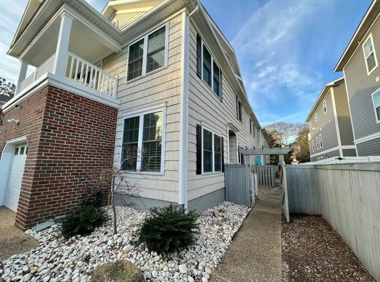 Home Exchange in Virginia Beach, VA side walk up into home