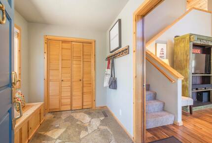 Home Exchange in Truckee, CA, cozy mudroom upon entry