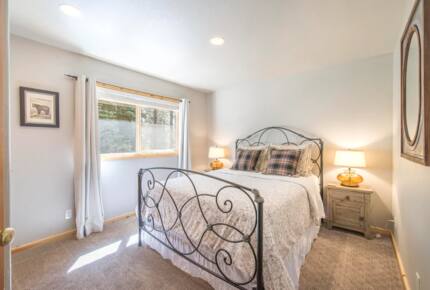 Home Exchange in Truckee, CA, guest bedroom 1 with queen bed