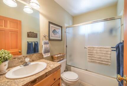 Home Exchange in Truckee, CA, full guest bathroom