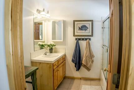 Home Exchange in Truckee, CA, first floor master bathroom