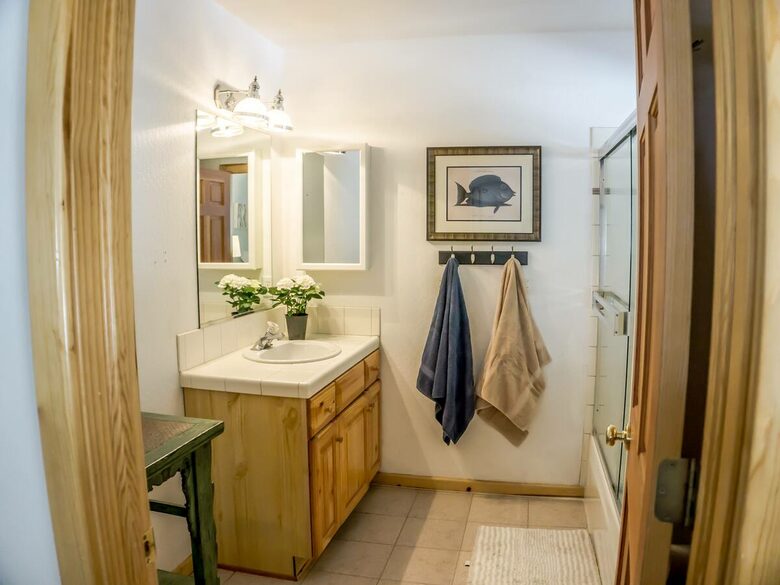 Home Exchange in Truckee, CA, first floor master bathroom