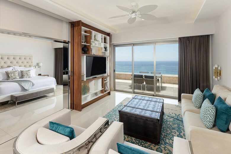 Home exchange in Los Cabos at Garza Blanca Resort, living room balcony