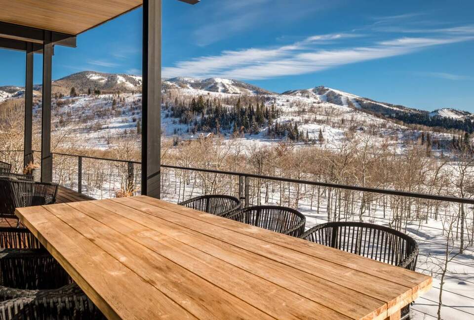 Outdoor dining with mountain views