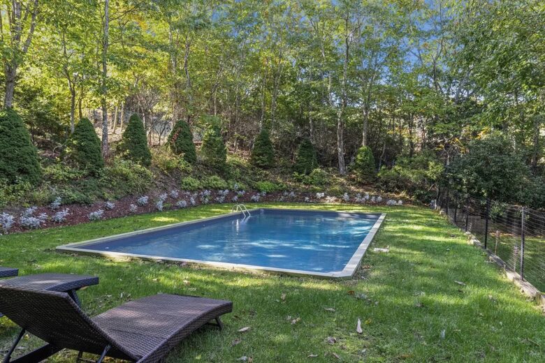 Home Exchange in Sag Harbor, NY large in ground pool with lounge