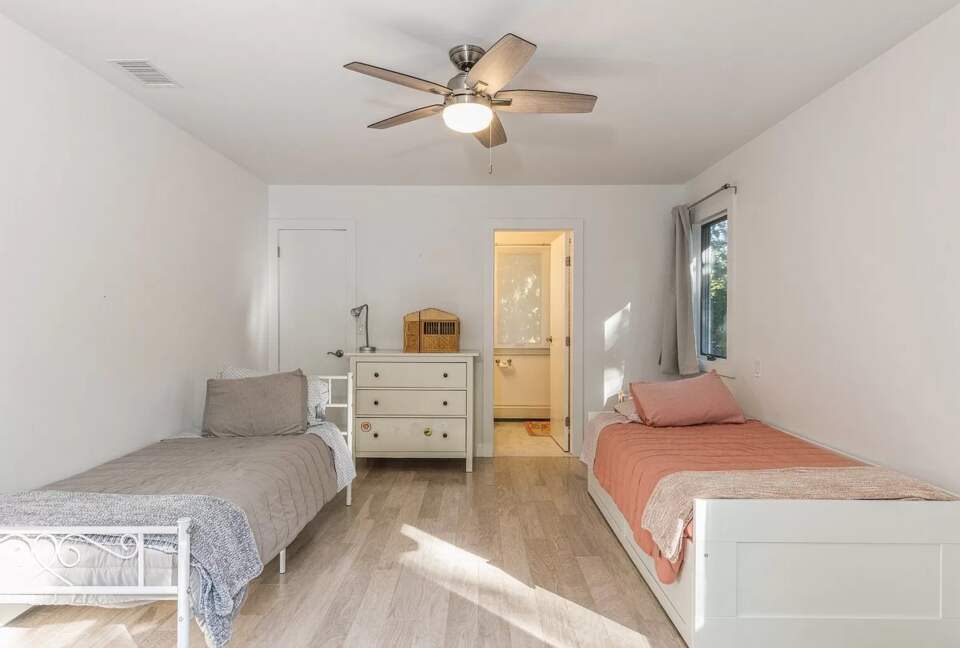 Home Exchange in Sag Harbor, NY guest bedroom with twin beds